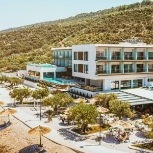 Střední Dalmácie v letovisku Marina přímo na pláži: Beach Hotel Marinus **** se snídaněmi a bazénem + lehátka