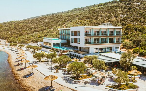 Střední Dalmácie v letovisku Marina přímo na pláži: Beach Hotel Marinus **** se snídaněmi a bazénem + lehátka