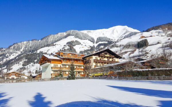 Vysoké Taury u ski areálů v Hotelu Sonnhof *** s polopenzí a neomezeným vstupem do vnitřního bazénu a sauny