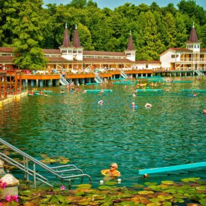 Hévíz jen 7 km od Balatonu: Pobyt v Park Hotelu *** s polopenzí a vstupem do přírodního termálního jezera