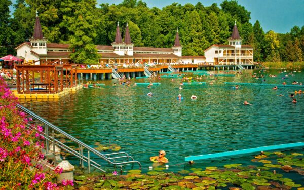 Hévíz jen 7 km od Balatonu: Pobyt v Park Hotelu *** s polopenzí a vstupem do přírodního termálního jezera