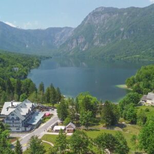 Slovinsko 100 m od Bohinjského jezera: Hotel Jezero **** se snídaní/polopenzí a vstupem do bazénu i sauny