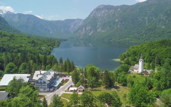 Slovinsko 100 m od Bohinjského jezera: Hotel Jezero **** se snídaní/polopenzí a vstupem do bazénu i sauny