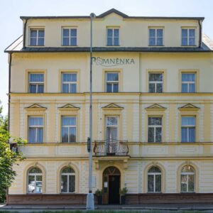 Luhačovice blízko kolonády a pramenů v Penzionu Pomněnka se snídaněmi/polopenzí, vínem a kávou s dezertem