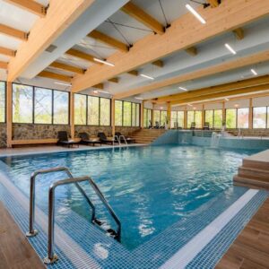 Polské Beskydy: Country Club Żywiec se snídaněmi + wellness (bazén, vířivka, 3 sauny), posilovna a herna