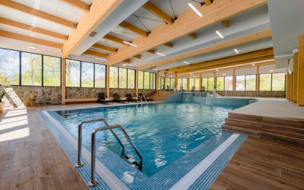 Polské Beskydy: Country Club Żywiec se snídaněmi + wellness (bazén, vířivka, 3 sauny), posilovna a herna