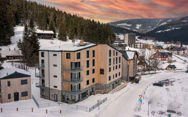 Krkonoše u ski areálů: Pec pod Sněžkou v Hotelu Zelený potok **** se snídaní formou bufetu + balíček slev
