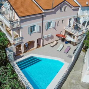 Chorvatský Karlobag jen 250 m od pláže pro 4-7 osob v klimatizovaných Apartmánech Kathy s venkovním bazénem