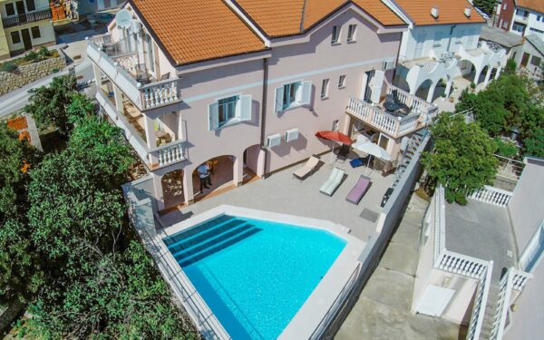 Chorvatský Karlobag jen 250 m od pláže pro 4-7 osob v klimatizovaných Apartmánech Kathy s venkovním bazénem