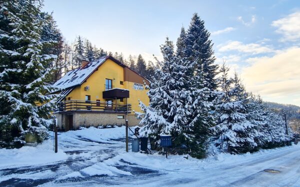 Beskydy u Pusteven a ski areálů: Penzion Na Lůkách s polopenzí, saunou, koupací kádí a kulečníkem + skibus