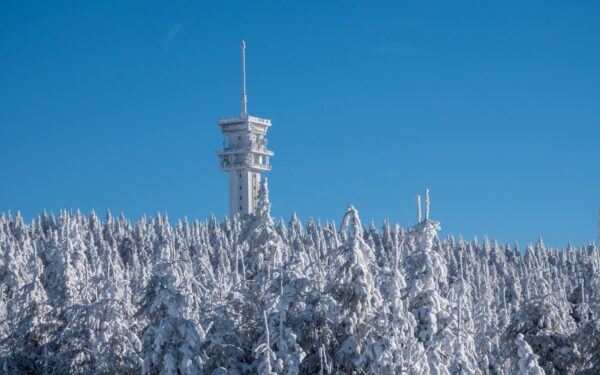 Krušné hory blízko ski areálů a běžeckých tratí: Jáchymov v Hotelu Orix se snídaněmi formou bufetu + lyžárna