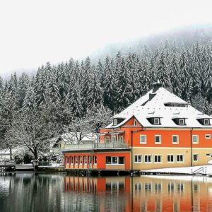 Korutany nedaleko skiareálu ve Strandhotelu Burgstaller *** s polopenzí, neomezeným wellness a slevovou kartou