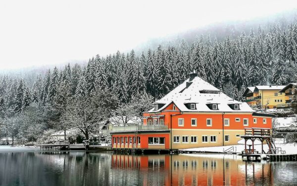 Korutany nedaleko skiareálu ve Strandhotelu Burgstaller *** s polopenzí, neomezeným wellness a slevovou kartou