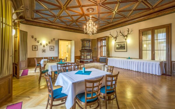 Moravský kras stylově: Romantický pobyt na Zámku Křtiny se snídaní nebo polopenzí a welcome drinkem + dárek