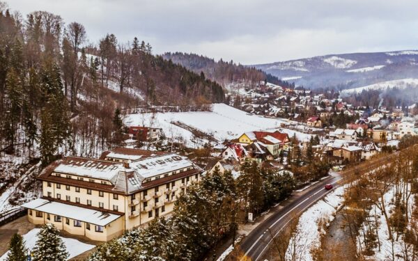Polské Beskydy u českých hranic a 350 m od skiareálu v Hotelu Vestina *** se snídaní nebo polopenzí a wellness