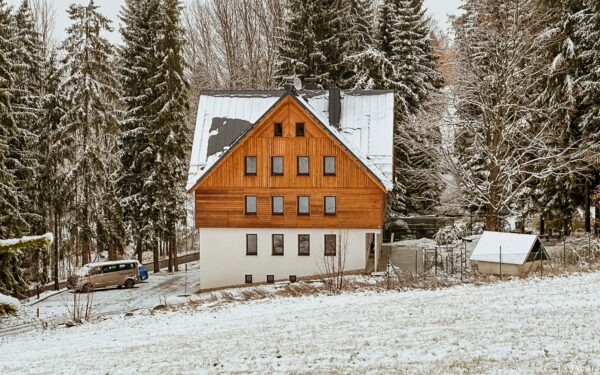 Jizerské hory u Jablonce nad Nisou a ski areálů: Apartmány Vesna se snídaněmi a privátní saunou či vířivkou
