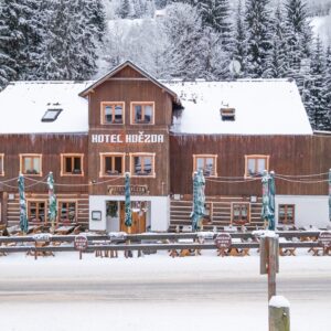 Pec pod Sněžkou ve stylovém Hotelu Hvězda *** se snídaní nebo polopenzí, welcome drinkem a úschovnou kol
