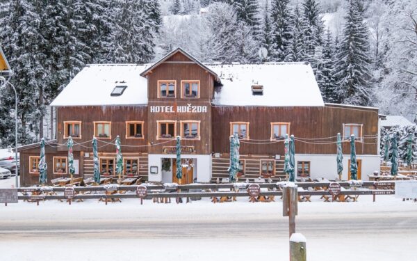 Pec pod Sněžkou ve stylovém Hotelu Hvězda *** se snídaní nebo polopenzí, welcome drinkem a úschovnou kol