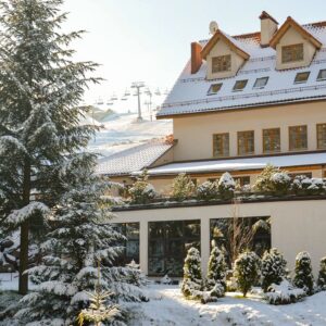 Polské Beskydy jen 20 m od ski areálu v Hotelu Fero Lux se snídaní/polopenzí a neomezeným wellness