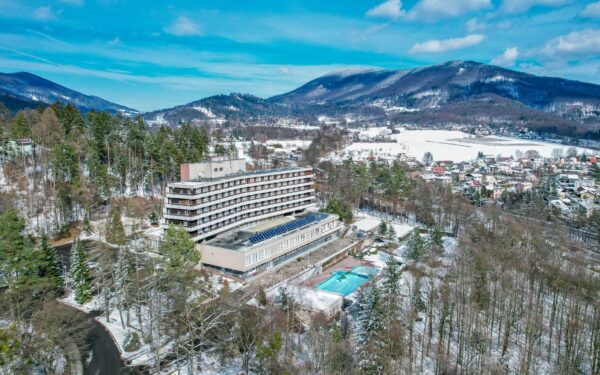 Beskydy u ski areálů: Ibis Styles Relax Rožnov pod Radhoštěm s polopenzí a vnitřním bazénem + sauna a masáž