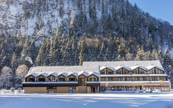 Rakousko jen 8 km od ski areálu v JUFA Hotelu Grünau im Almtal *** s polopenzí a wellness (2 sauny) + skibus