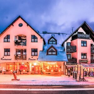 Krkonoše: Harrachov pouhých 200 m od sjezdovky v Pensionu 7 se snídaní/polopenzí a privátním wellness + víno
