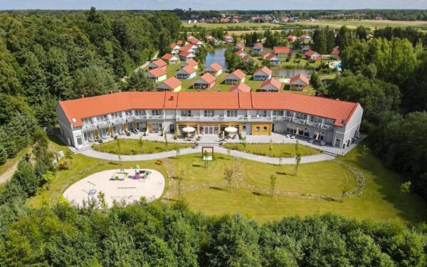Polsko u moře a jezer: Pobyt pro 4 v Holiday Parku Kacze Stawy + polopenze, bazén, venkovní atrakce a animace