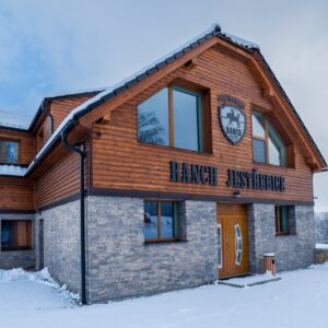 Česká Sibiř blízko ski areálu: Ranch Jestřebice se snídaní či polopenzí a skipasem nebo relaxem ve wellness