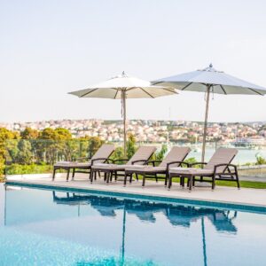Chorvatsko: Ostrov Pag jen 350 m od moře a pláže v Joel Hotelu **** v apartmánu se snídaní, bazénem a lehátky