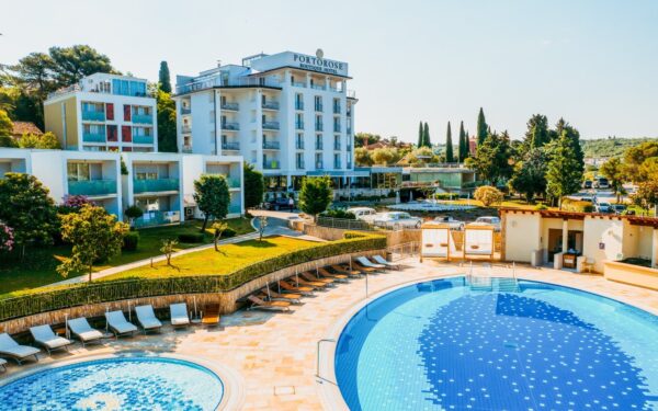 Slovinsko 650 m od pláže: Portorož v Boutique Hotelu Portorose **** se snídaní/polopenzí a venkovním bazénem