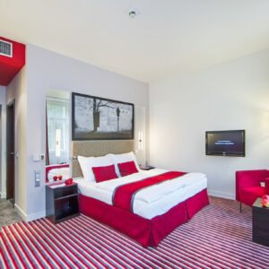 Praha přímo v centru u Petřínské rozhledny v Red&Blue Design Hotelu **** se snídaněmi formou bufetu a vínem