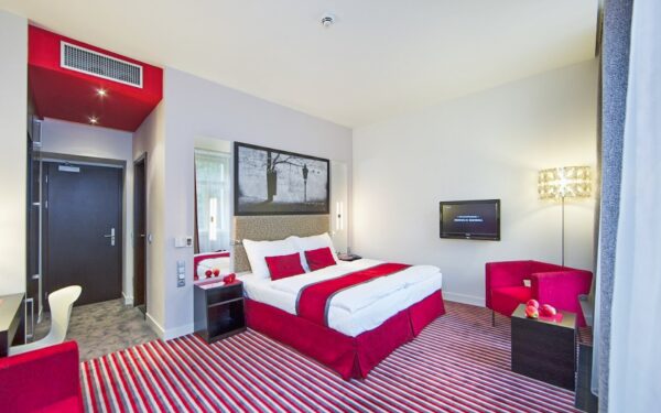 Praha přímo v centru u Petřínské rozhledny v Red&Blue Design Hotelu **** se snídaněmi formou bufetu a vínem