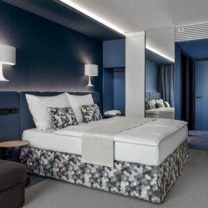 Praha přímo v centru: Luxusní 5* Hotel Urban Creme s vínem, dřívějším příjezdem/pozdějším odjezdem a snídaní