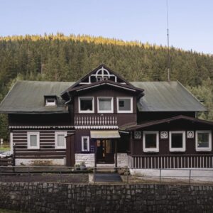 Horský pobyt v Krkonoších: Pec pod Sněžkou u ski areálů ve stylové Chatě Lesovna se snídaní + láhev vína