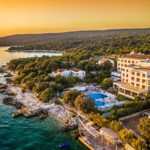Ostrov Pag jen 45 m od moře v Hotelu La Luna **** s polopenzí/all inclusive, wellness a bazénem + dítě zdarma