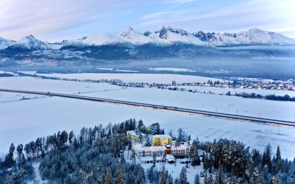 Vysoké Tatry  500 m od sjezdovky ve Family Resortu Lučivná s polopenzí a wellness centrem + animace a kluziště