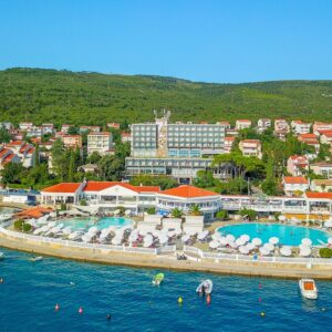 Dovolená jen 300 m od pláže v Hotelu Katarina **** s polopenzí a venkovním bazénem + děti do 12 let zdarma