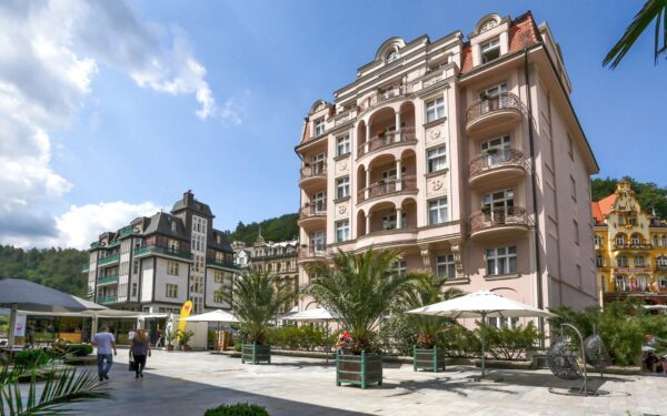 Karlovy Vary: Art Deco WOLKER **** s neomezeným wellness, až 8 procedurami a polopenzí + dítě do 12 let zdarma