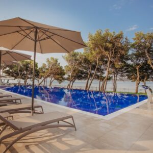Vodice 50 m od pláže ve Ville Arausa *** s all inclusive light, venkovním bazénem s lehátky a wellness centrem