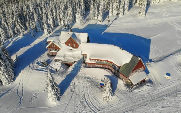 Krkonoše u ski areálů: Pobyt ve Špindlerově Mlýně v Horské chatě Sedmidolí s polopenzí + úschovna lyží