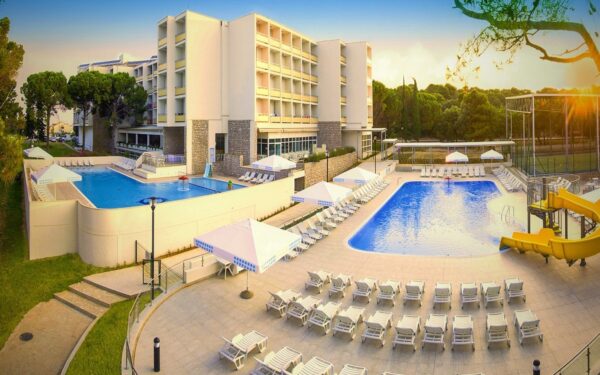Chorvatsko: Biograd na Moru jen 800 m od pláže v Hotelu Adria *** s all inclusive + 2 venkovní bazény, animace