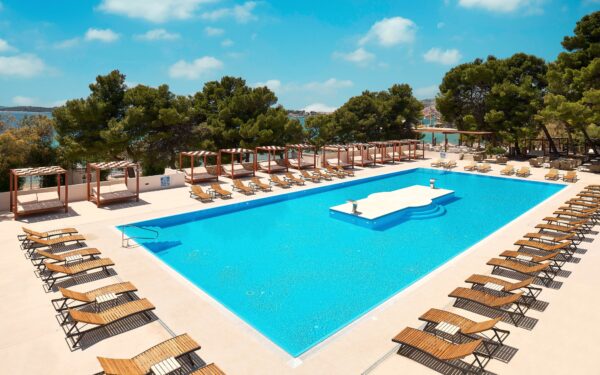 Chorvatsko: Vodice v Hotelu Imperial *** s polopenzí, bazény a fitness centrem neomezeně + animace pro děti