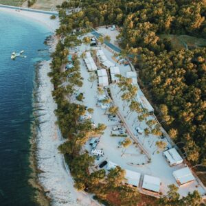 Chorvatsko: Brač 30 m od moře v Boutique Campingu Bunja až pro 6 osob s klimatizací + soukromá pláž a bazén