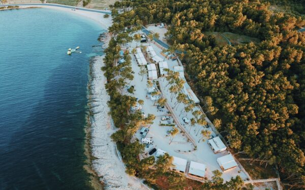 Chorvatsko: Brač 30 m od moře v Boutique Campingu Bunja až pro 6 osob s klimatizací + soukromá pláž a bazén