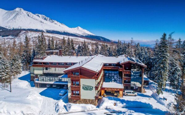 Relax v Tatrách: Štrbské Pleso u ski areálů ve 4* Wellness Hotelu Borovica s polopenzí + bazény, sauny, masáž