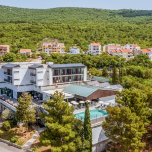 Crikvenica 500 m od moře a pláže v Hotelu Ad Turres *** se 2 bazény, polopenzí a dítětem do 12 let zdarma