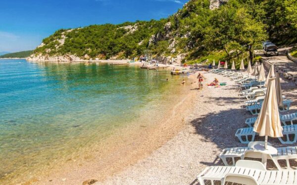 Chorvatsko u pláže ve stylovém bungalovu v Holiday Resortu Kačjak s kuchyní a terasou s výhledem na moře