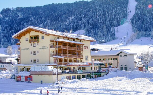 Tyrolsko jen 50 m od vleku  v Hotelu Austria *** s neomezeným vstupem do wellness, polopenzí a kartou slev