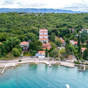 Chorvatsko pouhých 50 m od mořského břehu: Ostrov Krk v Hotelu Delfin *** s polopenzí + děti do 12 let zdarma
