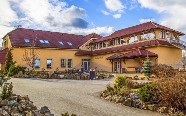 Jižní Morava u Vyškova: Hotel Allvet *** v bývalém letohrádku se snídaní/polopenzí a privátní saunou + drink